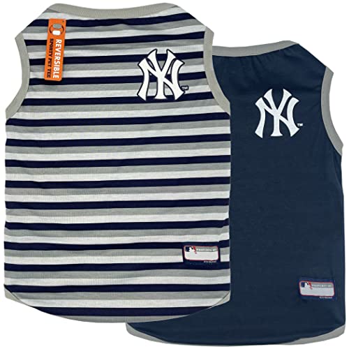 MLB New York Yankees Wende-T-Shirt, Größe M für Hunde & Katzen Ein Haustier-Shirt mit dem Team-Logo, das mit 2 Designs geliefert wird; gestreiftes T-Shirt auf einer Seite; solides Design auf der anderen Seite! von Pets First