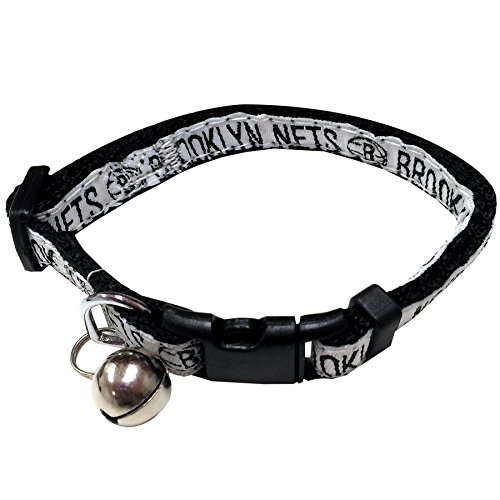 NBA CAT Halsband Brooklyn Nets Satin Katzenhalsband Basketball Team Halsband für Hunde & Katzen Ein glänzendes und farbenfrohes Katzenhalsband mit Klingelglocken-Anhänger NBA CAT Halsband Brooklyn Nets Satin Katzenhalsband Basketball Team Halsband für Hunde & Katzen Ein glänzendes und farbenfrohes Katzenhalsband mit Klingelglocken-Anhänger von Pets First