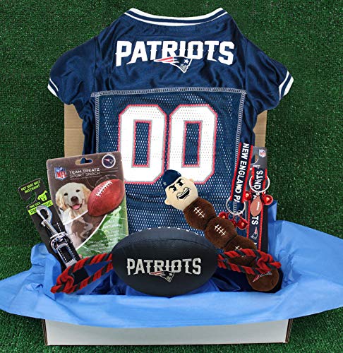 NFL New England Patriots Haustier-Geschenkbox mit 2 lizenzierten Hundespielzeugen, 1 natürliches Hundeleckerli, 1 NFL Trikot, 1 NFL Welpen-Trainingsglocken und 1 Auto-Sicherheitsgurt von Pets First