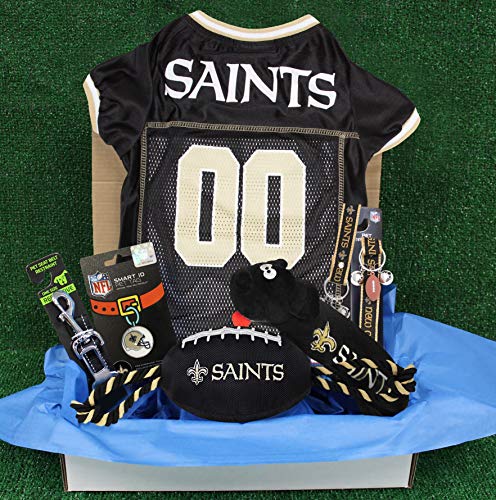 NFL New Orleans Saints Pet Geschenkbox mit 2 lizenzierten Hundespielzeugen, 1 Logo-graviertes natürliches Hunde-Leckerli, 1 NFL Jersey, 1 NFL Welpen-Trainingsglocken und 1 Auto-Sicherheitsgurt von Pets First