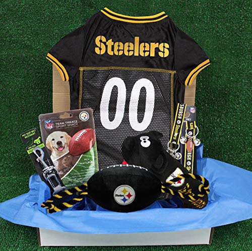 NFL Pittsburgh Steelers Haustier-Geschenkbox mit 2 lizenzierten Hundespielzeugen, 1 natürliches Hundeleckerli, 1 NFL Jersey, 1 NFL Welpen-Trainingsglocken und 1 Auto-Sicherheitsgurt von Pets First