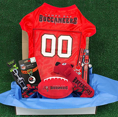 NFL Tampa Bay Buccaners Haustier-Geschenkbox mit 2 lizenzierten Hundespielzeugen, 1 natürliches Hundeleckerli, 1 NFL Jersey, 1 NFL Welpen-Trainingsglocken und 1 Auto-Sicherheitsgurt von Pets First