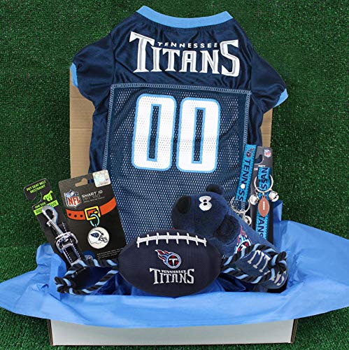 NFL Tennessee Titans Haustier-Geschenkbox mit 2 lizenzierten Hundespielzeugen, 1 natürliches Hundeleckerli, 1 NFL Trikot, 1 NFL Welpen-Trainingsglocken und 1 Auto-Sicherheitsgurt von Pets First
