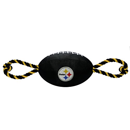 Pets First NFL Nylon Football Dog Toy mit Innen Quietsche & Pull Seilen Pet Sport Spielzeug Pets First NFL Nylon Football Dog Toy mit Innen Quietsche & Pull Seilen Pet Sport Spielzeug von Pets First