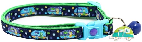 Camper-Katzenhalsband mit Anhänger und Glöckchen, Sicherheits-Halsband, verstellbar, Größe L oder Kätzchenhalsband, Marineblau und Grün, Größe L (4,5 kg und höher) von Pugs to Persians