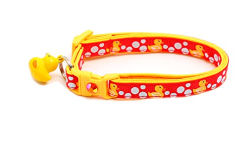 Gummi-Enten-Katzenhalsband mit Entenglocke, verstellbar, Größe L oder Kätzchenhalsband, Sicherheits-Halsband (4,5 kg und höher), Rot von Pugs to Persians