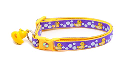 Gummi-Enten-Katzenhalsband mit Entenglocke, verstellbar, Größe L oder Kätzchenhalsband, Sicherheits-Halsband (4,5 kg und höher), Violett von Pugs to Persians