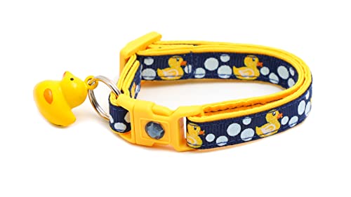 Pugs to Persians Gummi-Enten-Katzenhalsband mit Entenglocke, verstellbar, Größe L oder Kätzchenhalsband, Sicherheits-Halsband (S, Marineblau) von Pugs to Persians