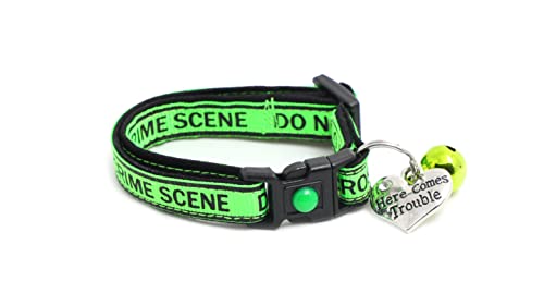 Tatort-Katzenhalsband mit Glocke und Anhänger, verstellbar, Größe L oder Kätzchenhalsband, Sicherheits-Halsband (klein (4,5 kg und weniger), Grün) von Pugs to Persians