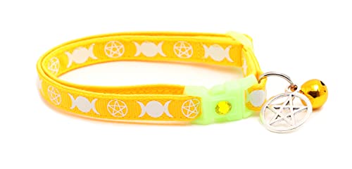 Wicca Katzenhalsband mit Anhänger & Glocke | Witch's Family Cat Halsband | Witch Kitten Charms | Glow in The Dark | Safety Breakaway Halsband (L (4,5 kg & Up), Gelb von Pugs to Persians