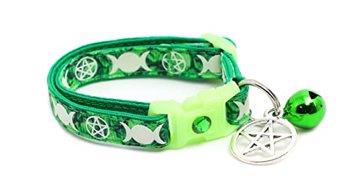Wicca-Katzenhalsband mit verstecktem Amulett und Glocke | Das vertraute Katzenhalsband der Hexe | Halsbänder für Hexen | Leuchten im Dunkeln | Sicherheits-Katzenhalsband (klein (4,5 kg und weniger Wicca-Katzenhalsband mit verstecktem Amulett und Glocke | Das vertraute Katzenhalsband der Hexe | Halsbänder für Hexen | Leuchten im Dunkeln | Sicherheits-Katzenhalsband (klein (4,5 kg und weniger von Pugs to Persians