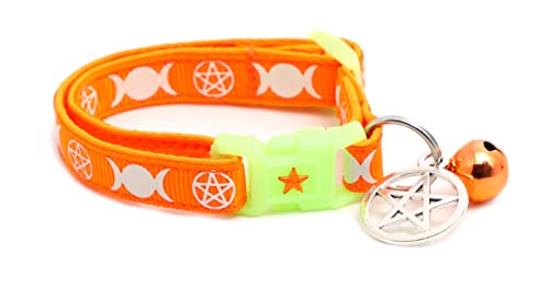 Wicca-Katzenhalsband mit verstecktem Charme und Glocke, Familien-Katzenhalsband, Hexenkatzen-Anhänger, leuchtet im Dunkeln, trennbares Sicherheitshalsband, klein von Pugs to Persians