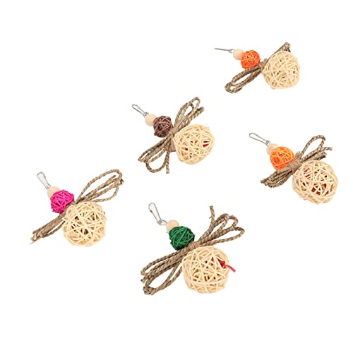 Qcwwy 5 Stück Vögel Kauspielzeug, Bissfestigkeit Hängende Vögel Spielzeug Zum Klettern Kauen Schreddern Rattan Ball Spielzeug mit Haken für Aras African Grey Qcwwy 5 Stück Vögel Kauspielzeug, Bissfestigkeit Hängende Vögel Spielzeug Zum Klettern Kauen Schreddern Rattan Ball Spielzeug mit Haken für Aras African Grey von Qcwwy