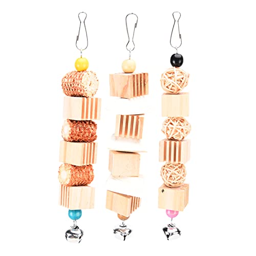 REXVTNS 3 PCs Papageienspielzeugset | Holzblock/Mais -Cob/Cuttlebone zum Kauen | Vogelkäfighängespielzeug mit Bell | Zähneschleife und Kalziumanreicherung für Papageien/Hamster REXVTNS 3 PCs Papageienspielzeugset | Holzblock/Mais -Cob/Cuttlebone zum Kauen | Vogelkäfighängespielzeug mit Bell | Zähneschleife und Kalziumanreicherung für Papageien/Hamster von REXVTNS