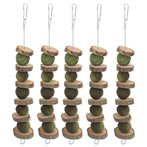 RXMORI 5 Stück Hasen-Kauspielzeug, Äpfel, Holzstäbchen mit Grasbällen für Kaninchen, Chinchillas, Meerschweinchen, Hamster RXMORI 5 Stück Hasen-Kauspielzeug, Äpfel, Holzstäbchen mit Grasbällen für Kaninchen, Chinchillas, Meerschweinchen, Hamster von RXMORI