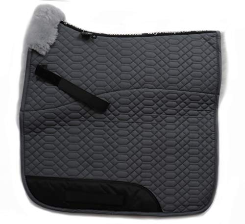 Engel Reitsport | SCHABRA1-D-GRA-SIL | Schabracke | Steppstoff | Lammfell im Sattelbereich | Half Lined | Fellkranz vorne | Dressur | Stoff grau Fell Silber von Engel Reitsport