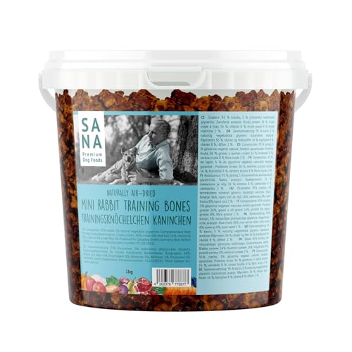 SANA Premium Dog Foods I 100% Natur luftgetrocknete Trainingsknöchelchen im 1 kg Eimer I Verschiedene Sorten (1kg Eimer, Kaninchen mit Apfel und Grünkohl) von SANA Premium Dog Foods