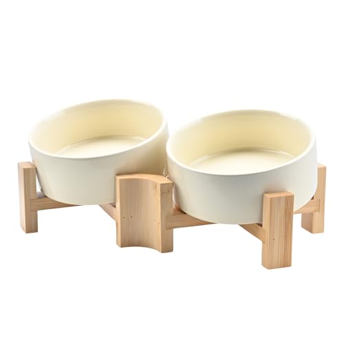 SPUNKYJUNKY 15° Kippbare Keramik Hundenapf mit Holzständer Futter und Wassernapf rutschfest für Hunde und Katzen mit Flachen Gesichtern Kleinen und Mittelgroßen Hunden (400ml × 2, Beige) von SPUNKYJUNKY