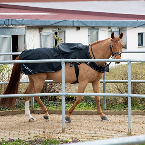 SUNRIDE Wind-und wasserdichte Ausreitdecke/Führanlagendecke “Derby” - reflektierende Streifen - Fleece an der Innenseite - extra Regenschutz für den Sattel (105 cm) von SUNRIDE