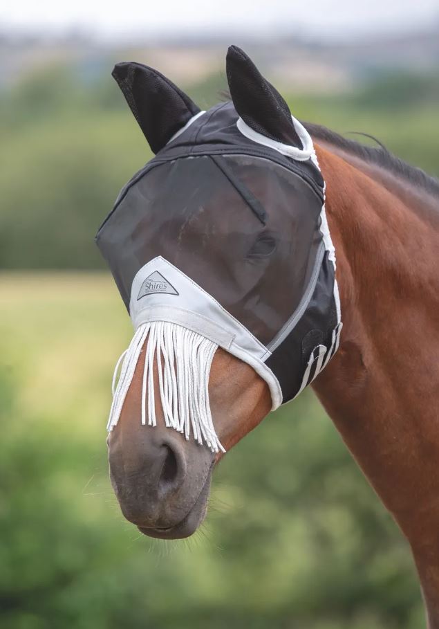 Shires FlyGuard Fine Mesh Fliegenmaske mit Ohren & Nasenfransen Gr. Pony, Schwarz Shires FlyGuard Fine Mesh Fliegenmaske mit Ohren & Nasenfransen Gr. Pony, Schwarz von Shires