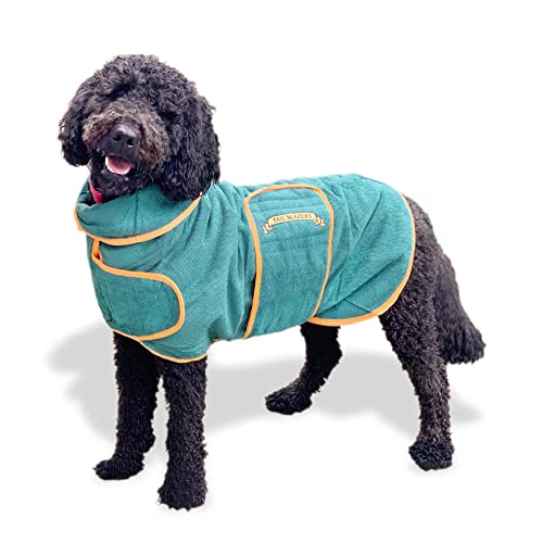 TAIL BLAZERS™ Hochwertiger Hunde-Trocknungsmantel hält den Hund nach dem Gehen, Regen oder einer Dusche warm. Hunde-Badetuch, Trockenzubehör. Weiches, doppellagiges Mikrofaser-Handtuch für Haustiere. Maschinenwaschbar. (M/Grün) von TAIL BLAZERS