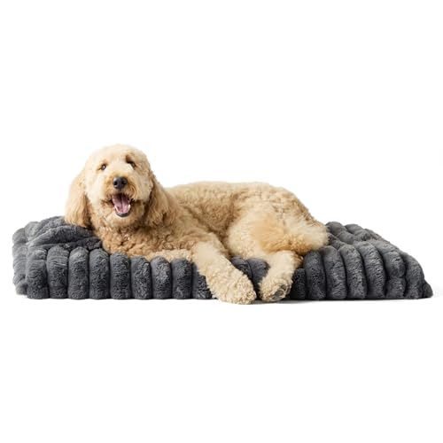 TOWN & COUNTRY LUXE CuddleTown Haustierbett, gerippt, gestreift, maschinenwaschbar, weich und beruhigend, rutschfeste Unterseite, Dunkelgrau, Größe M, 88,9 x 61 x 7,6 cm TOWN & COUNTRY LUXE CuddleTown Haustierbett, gerippt, gestreift, maschinenwaschbar, weich und beruhigend, rutschfeste Unterseite, Dunkelgrau, Größe M, 88,9 x 61 x 7,6 cm von TOWN & COUNTRY LUXE
