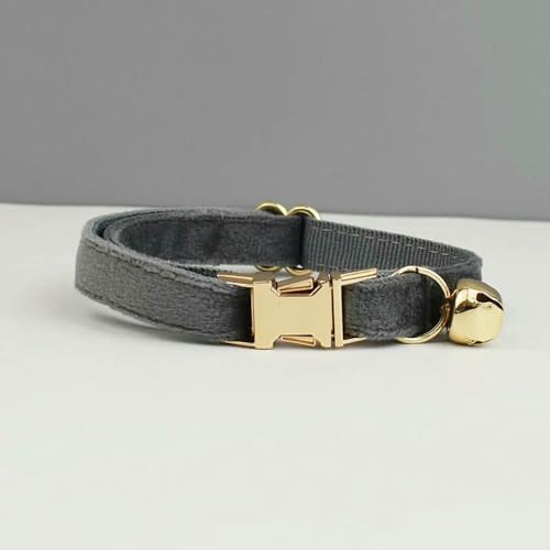 TPIONEER Personalisiertes Katzenhalsband aus Samt mit graviertem Namensschild, modisches Halsband mit Fliege im INS-Stil und Sicherheitsglocke für Katzen TPIONEER Personalisiertes Katzenhalsband aus Samt mit graviertem Namensschild, modisches Halsband mit Fliege im INS-Stil und Sicherheitsglocke für Katzen von TPIONEER