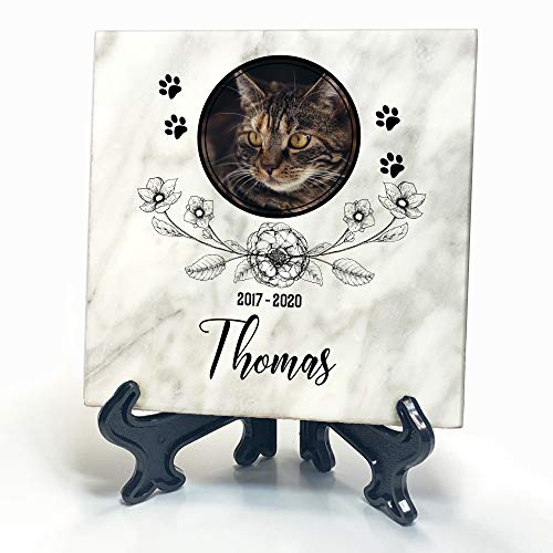 TULLUN Individueller Personalisierter Weißer Natur Marmor Gedenkstein + Ständer für Hunde, Katze und andere Haustiere - Größe 10 x 10 cm - Blumen von TULLUN