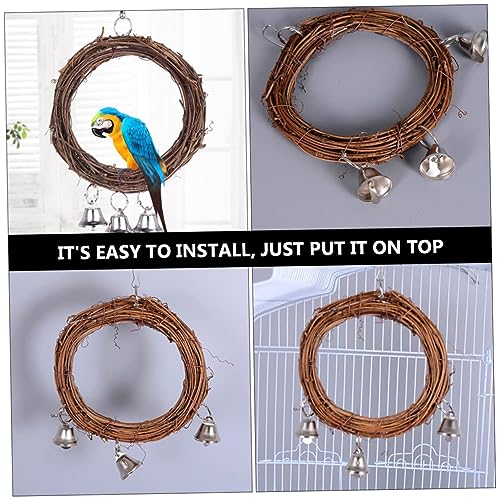 Toyvian Papageien Rattan Schaukel mit Glocken Robustes Kletterspielzeug aus Natur Rattan Einfache Installation Langlebig und Spielerisch für Vögel Wie Wellensittiche und Zufällige Farbe Toyvian Papageien Rattan Schaukel mit Glocken Robustes Kletterspielzeug aus Natur Rattan Einfache Installation Langlebig und Spielerisch für Vögel Wie Wellensittiche und Zufällige Farbe von Toyvian