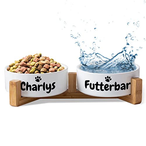 Keramik Doppelnapf mit Name oder Wunschtext für Hunde & Katzen - personalisiertes Napf-Set mit/ohne Ständer| Hundenapf Futternapf Fressnapf | große kleine Vierbeiner Futterstation (2x 1300ml, Gestell) Keramik Doppelnapf mit Name oder Wunschtext für Hunde & Katzen - personalisiertes Napf-Set mit/ohne Ständer| Hundenapf Futternapf Fressnapf | große kleine Vierbeiner Futterstation (2x 1300ml, Gestell) von True Statements