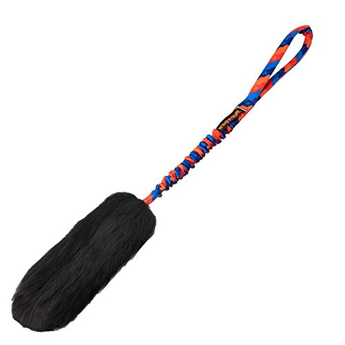 Tug-E-Nuff Dog Gear WondaBaa Bungee-Schlepperspielzeug für Hunde für interaktives Training, Bissbereich aus weichem und verantwortungsvoll gewonnenem Schaffell, 23 x 3 Zoll (Oranges Muster) von Tug-E-Nuff