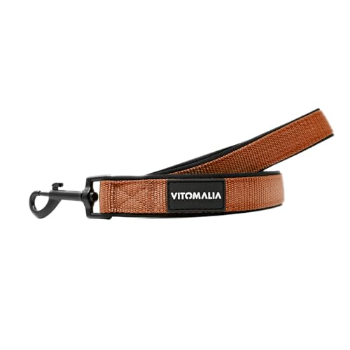 Vitomalia® Hundeleine mit Handschlaufe: 1,20m, Robustes Nylon, weiches Neopren, Schwarze Edelstahl-Details, rost- & nickelfrei – ideal für alle Hunde (Braun) von Vitomalia