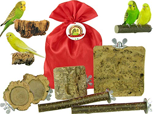 Vogelzubehör Geschenk-Set | 2 Korksitzbretter + 2 Sitzstangen + 2 Korkast-Scheiben verpackt im roten Satin-Beutel Vogelzubehör Geschenk-Set | 2 Korksitzbretter + 2 Sitzstangen + 2 Korkast-Scheiben verpackt im roten Satin-Beutel von Wellensittich Spielzeug
