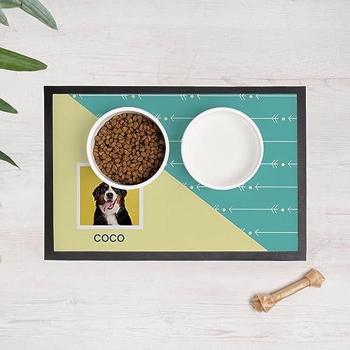 Wanapix | Personalisierte Napfunterlage für Hunde und Katzen | Mit Namen und Foto | Futtermatte für Haustiere | rutschfeste Gummibasis | Waschmaschinengeeignet | 60 x 40 cm | Pfeile von Wanapix