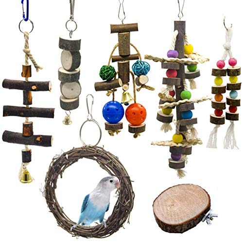 Weiqiao® 7-teiliges Kauspielzeug für Vögel, aus Naturholz, zum Aufhängen, mit Glöckchen, kreatives Zubehör für Papageien, Wellensittiche, Aras von Weiqiao