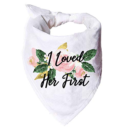 YROVWENQ Lustiges, niedliches Halstuch für Hunde/Katzen, Aufschrift "I Loved Her First", für Hundeliebhaber, Besitzer, Hochzeitsfoto-Requisiten, Zubehör YROVWENQ Lustiges, niedliches Halstuch für Hunde/Katzen, Aufschrift "I Loved Her First", für Hundeliebhaber, Besitzer, Hochzeitsfoto-Requisiten, Zubehör von YROVWENQ