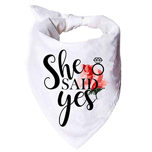 YROVWENQ Lustiges Hundehalstuch, dreieckig, Aufschrift "She Said Ye", Baumwolle, für Hochzeit, Verlobung, Hochzeit, Ankündigung, Foto-Requisiten, Zubehör für Hundeliebhaber, Geschenke YROVWENQ Lustiges Hundehalstuch, dreieckig, Aufschrift "She Said Ye", Baumwolle, für Hochzeit, Verlobung, Hochzeit, Ankündigung, Foto-Requisiten, Zubehör für Hundeliebhaber, Geschenke von YROVWENQ