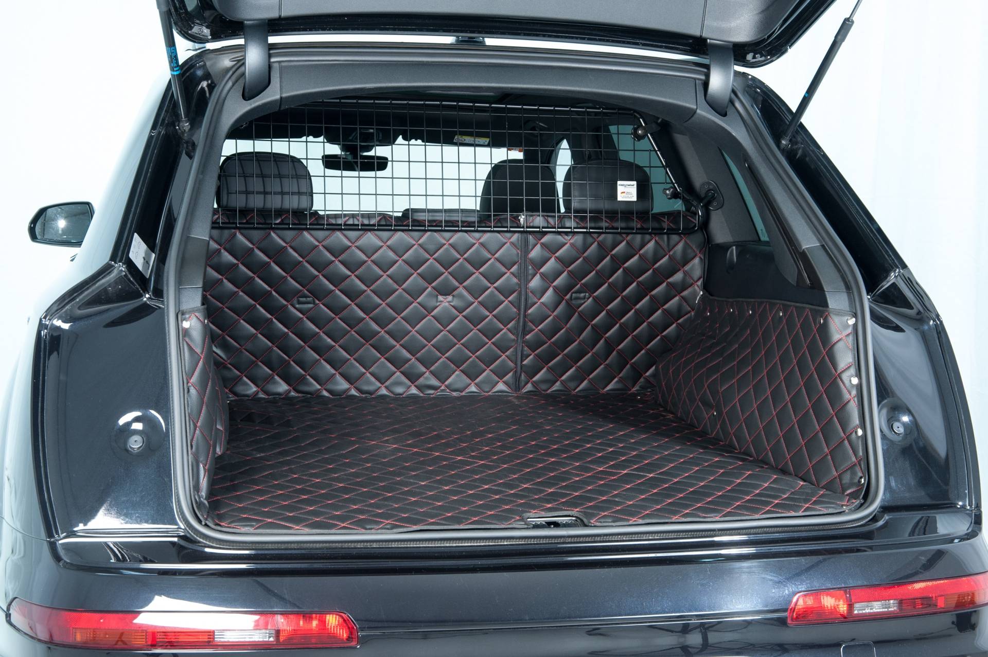 Starliner Deluxe Kofferraumwanne schwarz/rot für FORD Focus Turnier, ab Bj. 2018