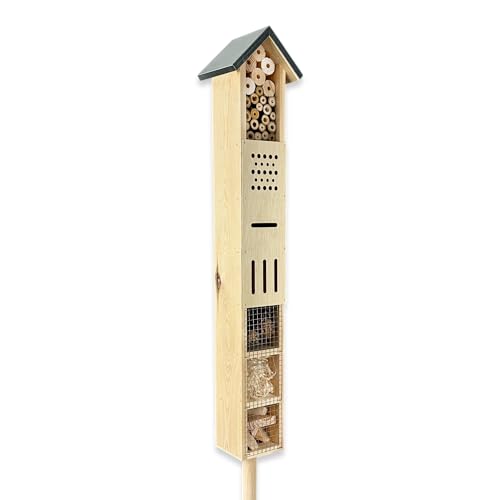 GARTENETAGE Freistehendes Insektenhotel aus Holz mit Erdspieß – Ideal für Wildbienen, Schmetterlinge & Co – Wetterfest mit Bambusrohren, Tannenzapfen & Holzwolle – Fördert Bestäubung & Artenvielfalt von gartenetage